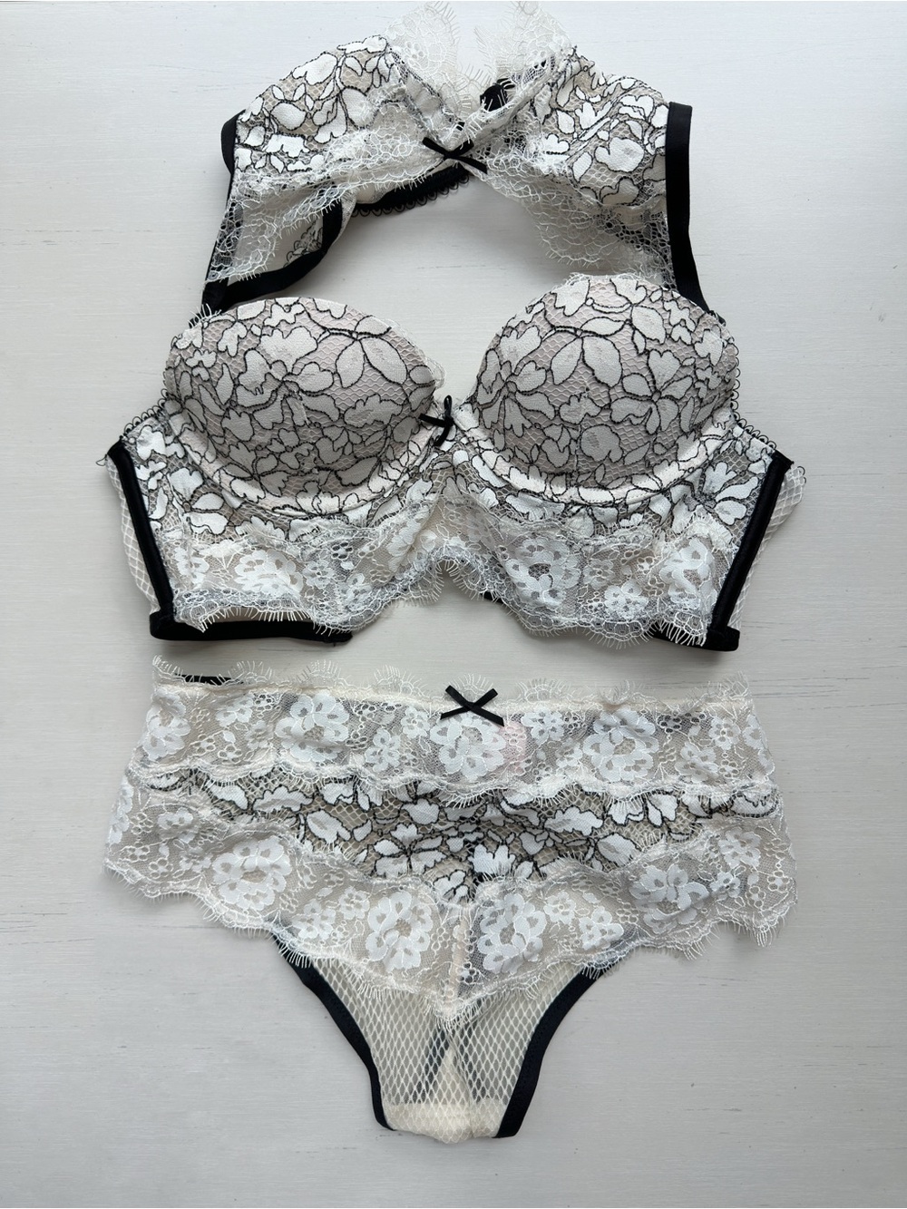 Victoria’s Secret Dream Angels Lace Bra & Panty Lingerie Set - Bra: 32B, Thong S